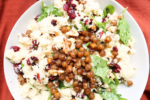 Make your own: Couscous salad with baked chickpeas, cranberry, spinach & walnuts